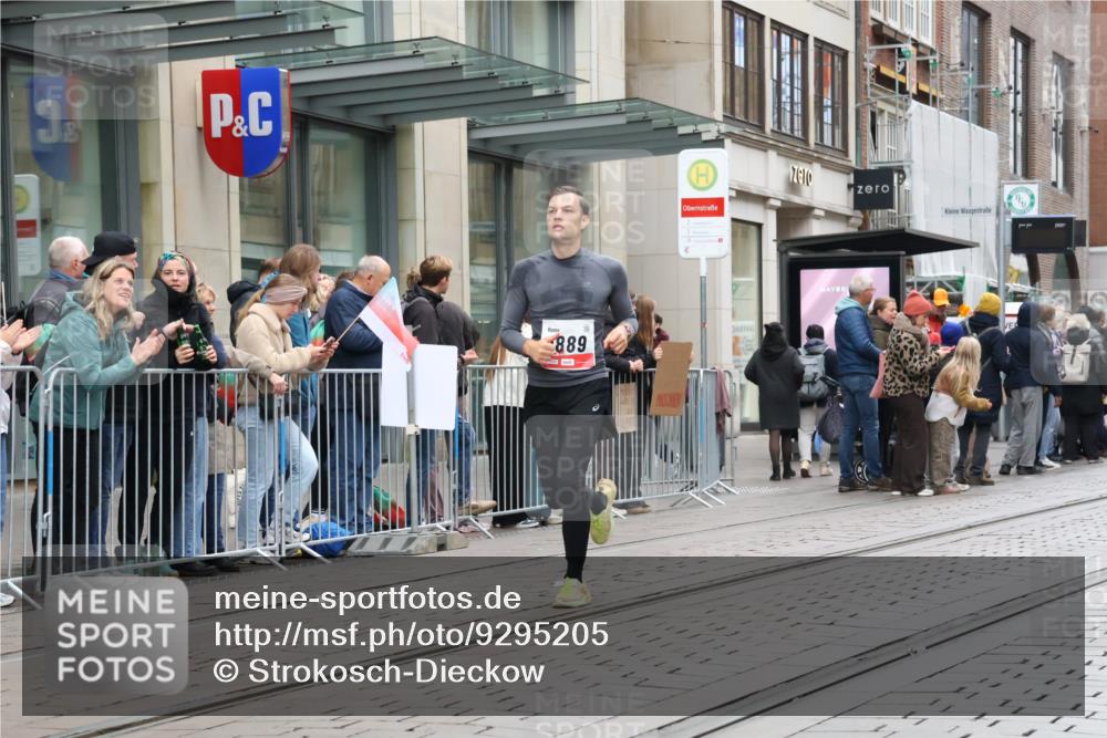 05.10.2025 - 20. swb-Marathon Bremen Strokosch-Dieckow http://msf.ph/oto/9295205 05.10.2025 12:54:04 Ziel 1889, 2129, 5240, 9082, 1889, 2129, 5240, 9082 meine-sportfotos.de