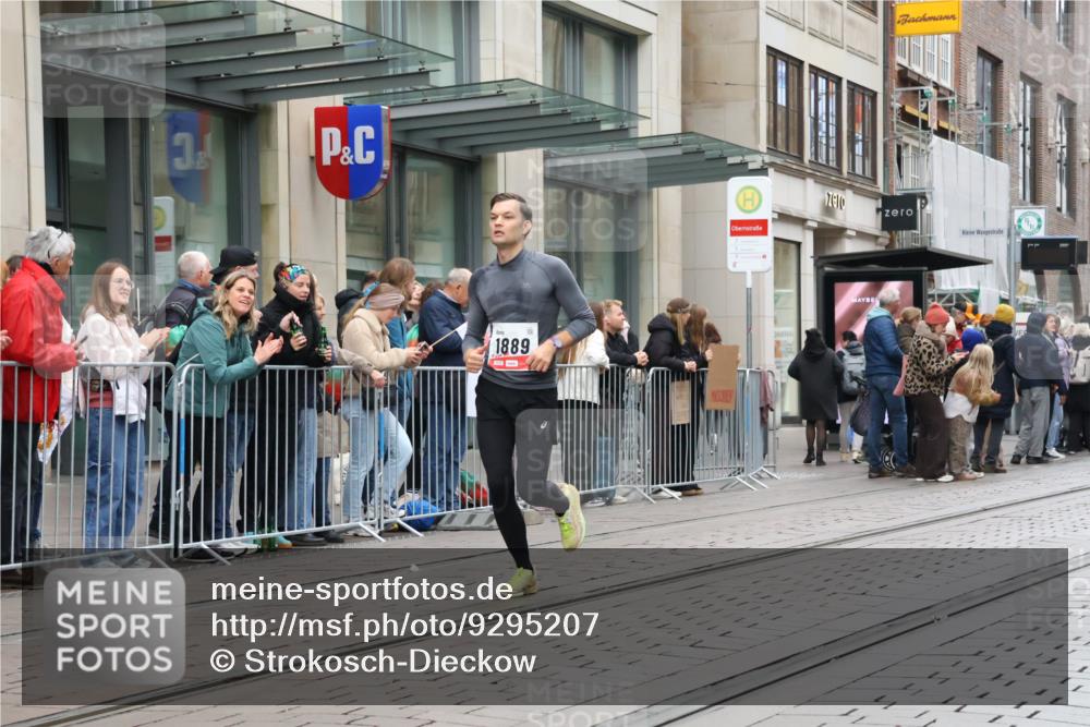 05.10.2025 - 20. swb-Marathon Bremen Strokosch-Dieckow http://msf.ph/oto/9295207 05.10.2025 12:54:05 Ziel 1889, 2129, 5240, 9082, 1889, 2129, 5240, 9082 meine-sportfotos.de