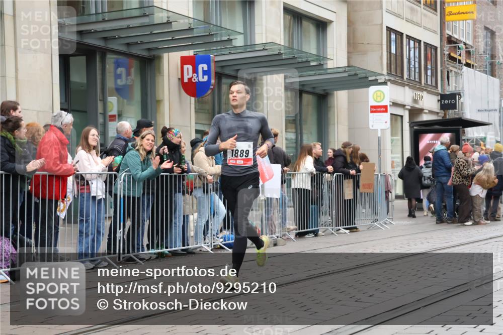 05.10.2025 - 20. swb-Marathon Bremen Strokosch-Dieckow http://msf.ph/oto/9295210 05.10.2025 12:54:05 Ziel 1889, 2129, 5240, 9082, 1889, 2129, 5240, 9082 meine-sportfotos.de