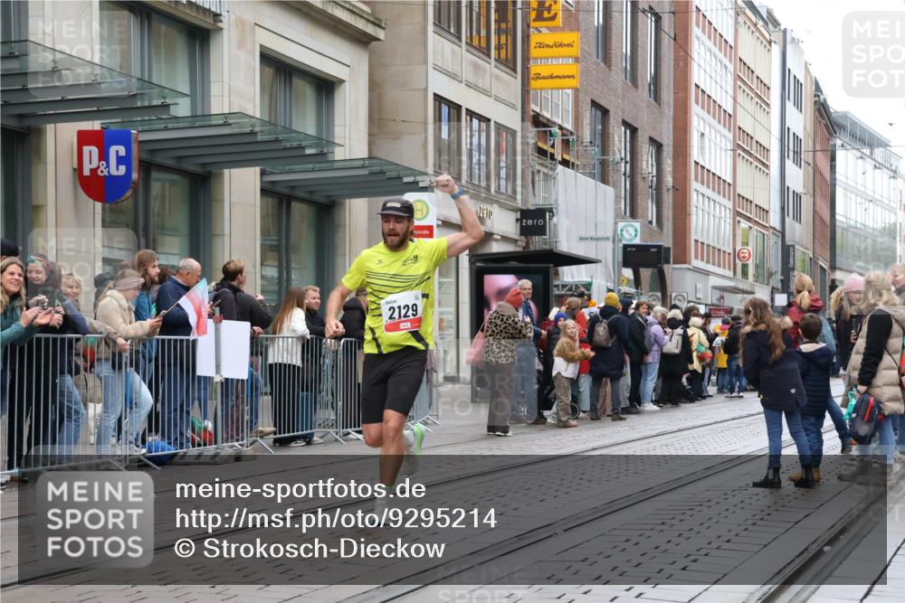 05.10.2025 - 20. swb-Marathon Bremen Strokosch-Dieckow http://msf.ph/oto/9295214 05.10.2025 12:54:13 Ziel 307, 343, 673, 1338, 1889, 2129, 5240, 307, 343, 673, 1338, 1889, 2129, 5240 meine-sportfotos.de