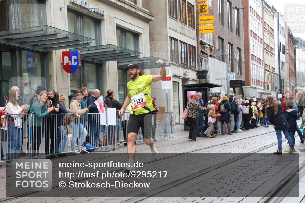 05.10.2025 - 20. swb-Marathon Bremen Strokosch-Dieckow http://msf.ph/oto/9295217 05.10.2025 12:54:13 Ziel 307, 343, 673, 1338, 1889, 2129, 5240, 307, 343, 673, 1338, 1889, 2129, 5240 meine-sportfotos.de