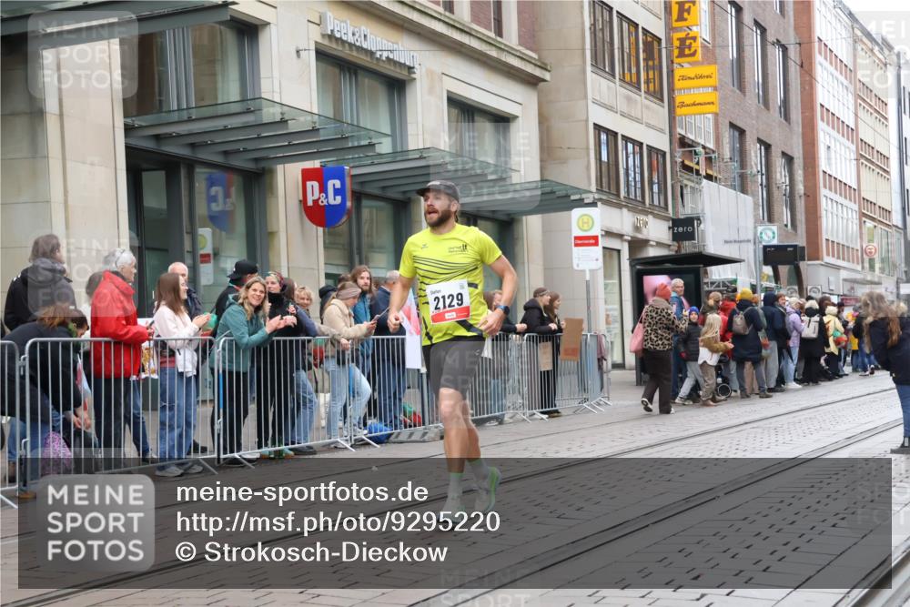 05.10.2025 - 20. swb-Marathon Bremen Strokosch-Dieckow http://msf.ph/oto/9295220 05.10.2025 12:54:13 Ziel 307, 343, 673, 1338, 1889, 2129, 5240, 307, 343, 673, 1338, 1889, 2129, 5240 meine-sportfotos.de
