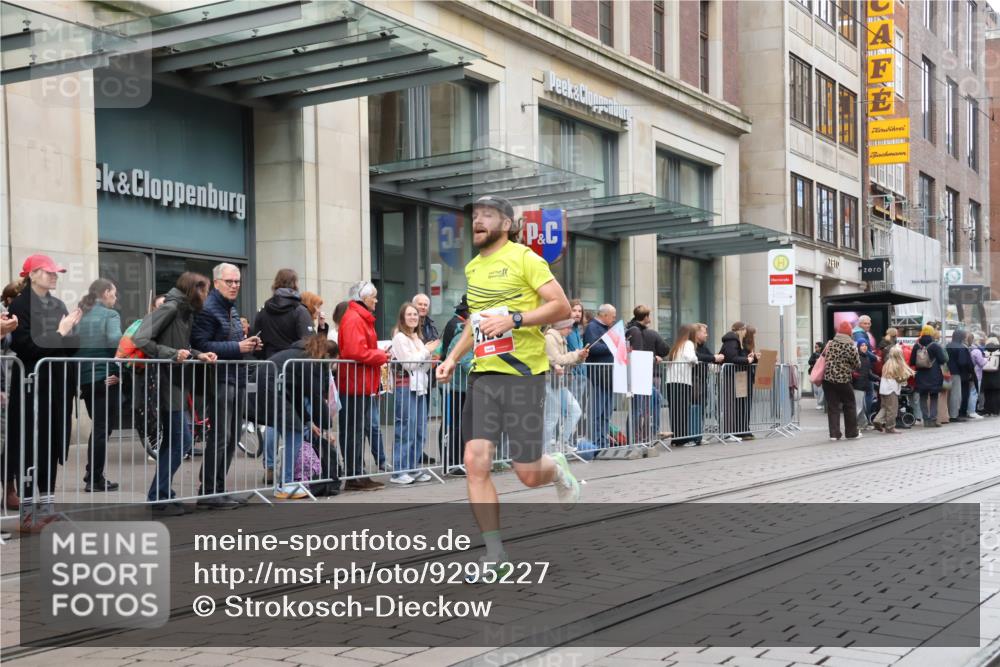 05.10.2025 - 20. swb-Marathon Bremen Strokosch-Dieckow http://msf.ph/oto/9295227 05.10.2025 12:54:14 Ziel 307, 343, 673, 1338, 1889, 2129, 5240, 307, 343, 673, 1338, 1889, 2129, 5240 meine-sportfotos.de