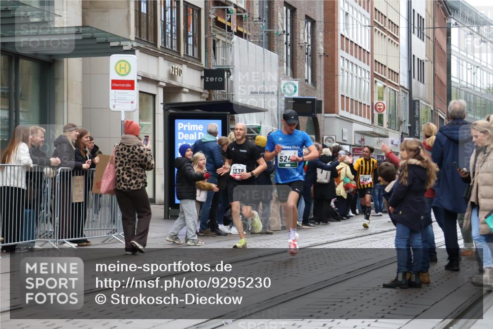 05.10.2025 - 20. swb-Marathon Bremen Strokosch-Dieckow http://msf.ph/oto/9295230 05.10.2025 12:54:20 Ziel 307, 343, 673, 1338, 1837, 1849, 2129, 5240, 7999, 307, 343, 673, 1338, 1837, 1849, 2129, 5240, 7999 meine-sportfotos.de