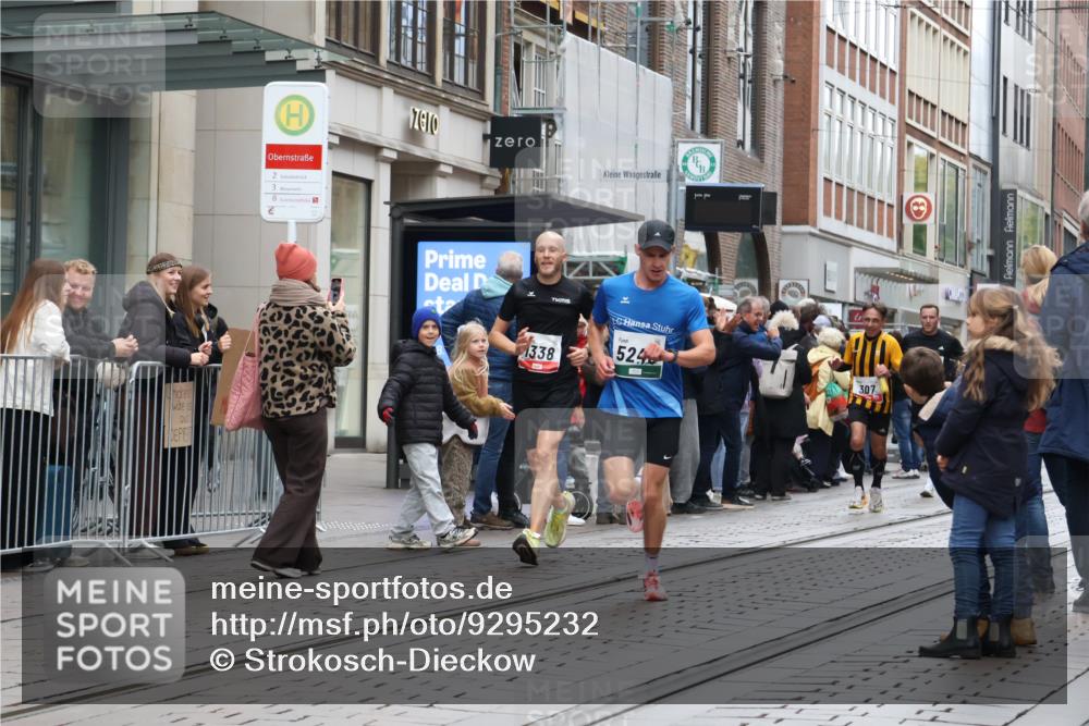 05.10.2025 - 20. swb-Marathon Bremen Strokosch-Dieckow http://msf.ph/oto/9295232 05.10.2025 12:54:20 Ziel 307, 343, 673, 1338, 1837, 1849, 2129, 5240, 7999, 307, 343, 673, 1338, 1837, 1849, 2129, 5240, 7999 meine-sportfotos.de