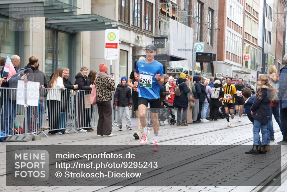 05.10.2025 - 20. swb-Marathon Bremen Strokosch-Dieckow http://msf.ph/oto/9295243 05.10.2025 12:54:21 Ziel 307, 343, 673, 1338, 1837, 1849, 5240, 7999, 307, 343, 673, 1338, 1837, 1849, 5240, 7999 meine-sportfotos.de