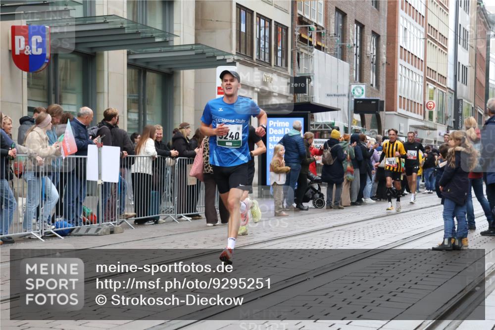 05.10.2025 - 20. swb-Marathon Bremen Strokosch-Dieckow http://msf.ph/oto/9295251 05.10.2025 12:54:22 Ziel 307, 343, 673, 1338, 1837, 1849, 5240, 7999, 307, 343, 673, 1338, 1837, 1849, 5240, 7999 meine-sportfotos.de