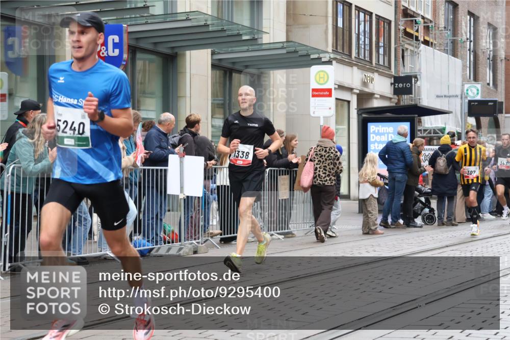 05.10.2025 - 20. swb-Marathon Bremen Strokosch-Dieckow http://msf.ph/oto/9295400 05.10.2025 12:54:22 Ziel 307, 343, 673, 1338, 1837, 1849, 5240, 7999, 307, 343, 673, 1338, 1837, 1849, 5240, 7999 meine-sportfotos.de
