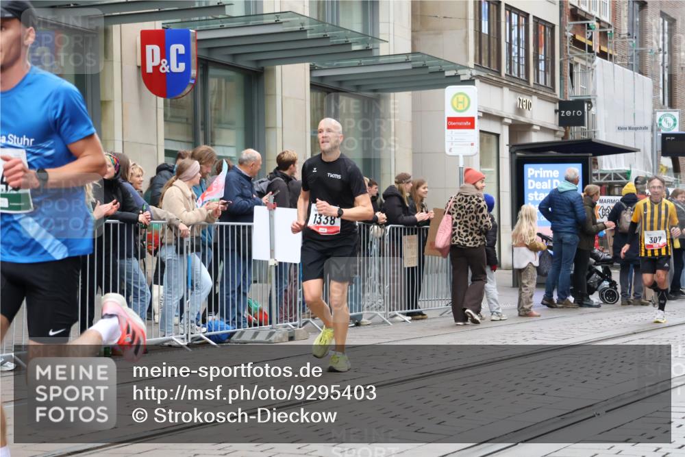 05.10.2025 - 20. swb-Marathon Bremen Strokosch-Dieckow http://msf.ph/oto/9295403 05.10.2025 12:54:23 Ziel 307, 343, 673, 1338, 1837, 1849, 5240, 7999, 307, 343, 673, 1338, 1837, 1849, 5240, 7999 meine-sportfotos.de