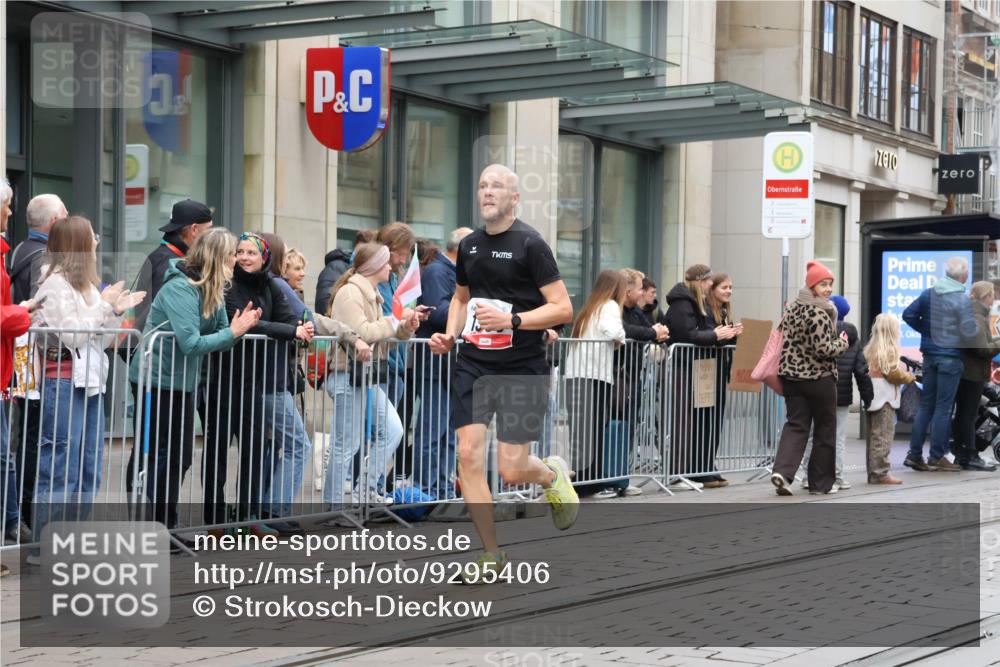 05.10.2025 - 20. swb-Marathon Bremen Strokosch-Dieckow http://msf.ph/oto/9295406 05.10.2025 12:54:23 Ziel 307, 343, 673, 1338, 1837, 1849, 5240, 7999, 307, 343, 673, 1338, 1837, 1849, 5240, 7999 meine-sportfotos.de