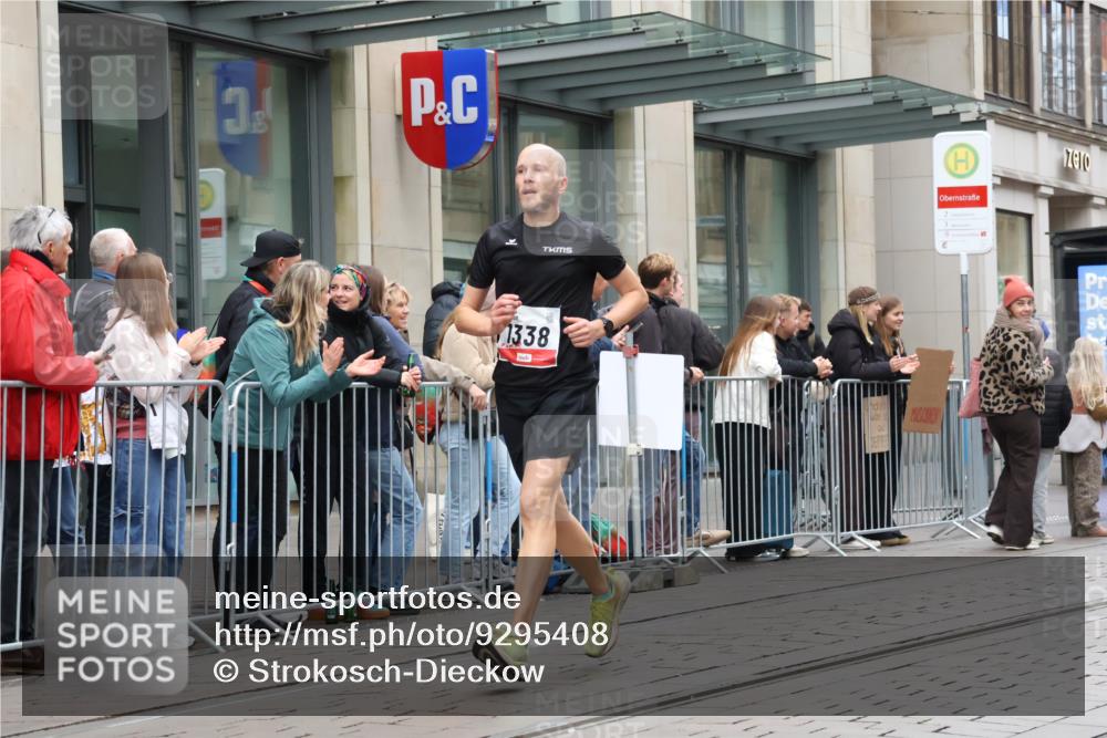 05.10.2025 - 20. swb-Marathon Bremen Strokosch-Dieckow http://msf.ph/oto/9295408 05.10.2025 12:54:23 Ziel 307, 343, 673, 1338, 1837, 1849, 5240, 7999, 307, 343, 673, 1338, 1837, 1849, 5240, 7999 meine-sportfotos.de