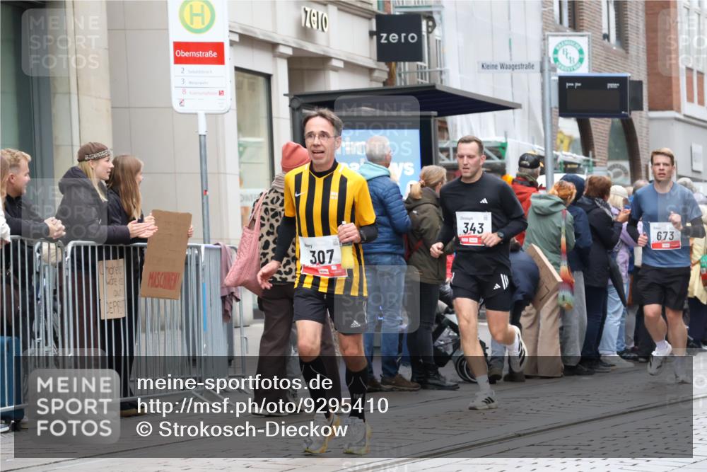 05.10.2025 - 20. swb-Marathon Bremen Strokosch-Dieckow http://msf.ph/oto/9295410 05.10.2025 12:54:24 Ziel 307, 343, 673, 1338, 1837, 1849, 5240, 7551, 7999, 307, 343, 673, 1338, 1837, 1849, 5240, 7551, 7999 meine-sportfotos.de
