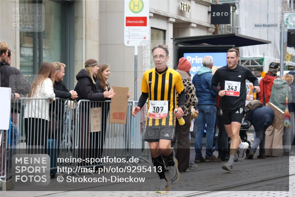 05.10.2025 - 20. swb-Marathon Bremen Strokosch-Dieckow http://msf.ph/oto/9295413 05.10.2025 12:54:24 Ziel 307, 343, 673, 1338, 1837, 1849, 5240, 7551, 7999, 307, 343, 673, 1338, 1837, 1849, 5240, 7551, 7999 meine-sportfotos.de