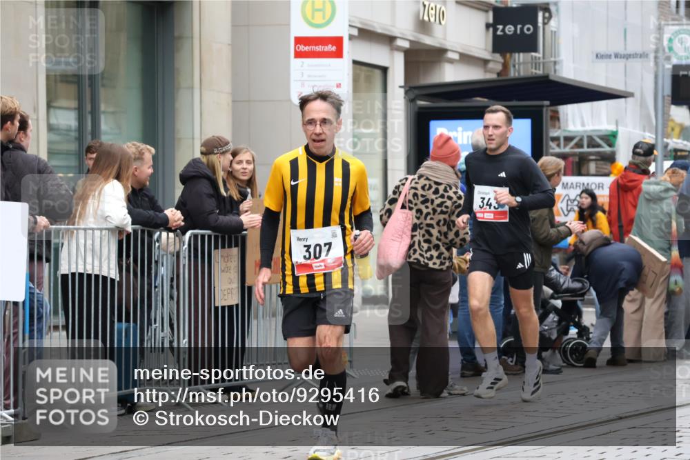 05.10.2025 - 20. swb-Marathon Bremen Strokosch-Dieckow http://msf.ph/oto/9295416 05.10.2025 12:54:25 Ziel 298, 307, 343, 673, 1338, 1837, 1849, 5240, 7551, 7999, 298, 307, 343, 673, 1338, 1837, 1849, 5240, 7551, 7999 meine-sportfotos.de