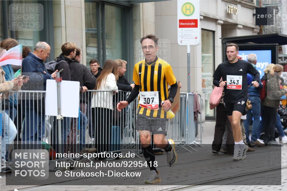 05.10.2025 - 20. swb-Marathon Bremen Strokosch-Dieckow http://msf.ph/oto/9295418 05.10.2025 12:54:25 Ziel 298, 307, 343, 673, 1338, 1837, 1849, 5240, 7551, 7999, 298, 307, 343, 673, 1338, 1837, 1849, 5240, 7551, 7999 meine-sportfotos.de