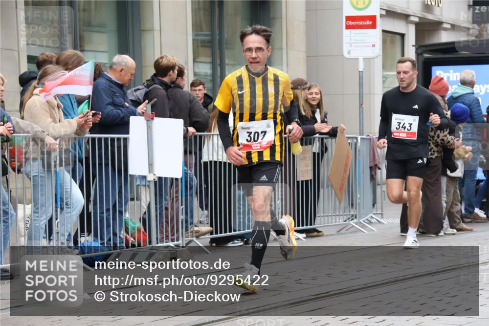 05.10.2025 - 20. swb-Marathon Bremen Strokosch-Dieckow http://msf.ph/oto/9295422 05.10.2025 12:54:25 Ziel 298, 307, 343, 673, 1338, 1837, 1849, 5240, 7551, 7999, 298, 307, 343, 673, 1338, 1837, 1849, 5240, 7551, 7999 meine-sportfotos.de