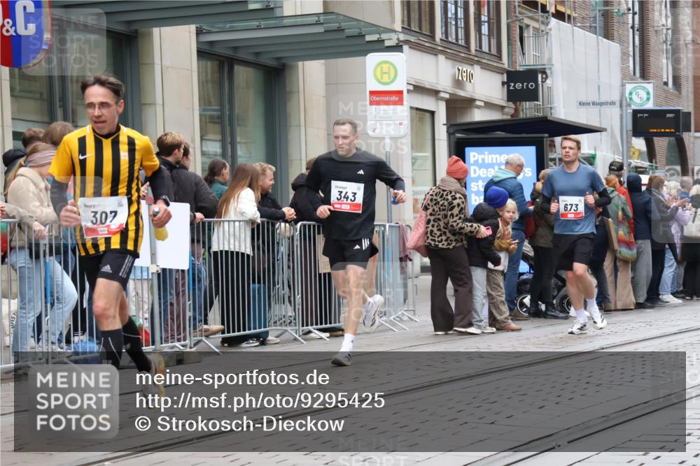 05.10.2025 - 20. swb-Marathon Bremen Strokosch-Dieckow http://msf.ph/oto/9295425 05.10.2025 12:54:26 Ziel 298, 307, 343, 508, 673, 1338, 1837, 1849, 5240, 7551, 7999, 298, 307, 343, 508, 673, 1338, 1837, 1849, 5240, 7551, 7999 meine-sportfotos.de