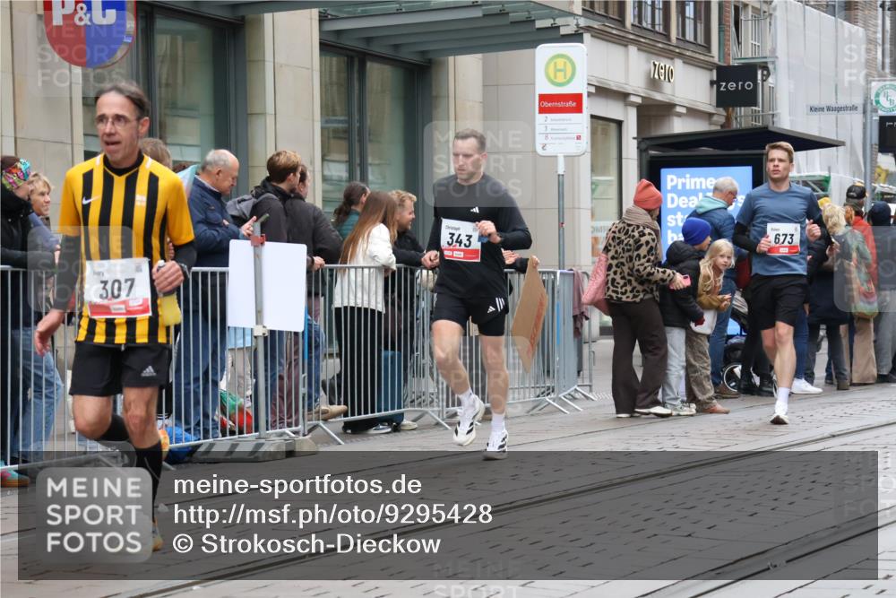 05.10.2025 - 20. swb-Marathon Bremen Strokosch-Dieckow http://msf.ph/oto/9295428 05.10.2025 12:54:26 Ziel 298, 307, 343, 508, 673, 1338, 1837, 1849, 5240, 7551, 7999, 298, 307, 343, 508, 673, 1338, 1837, 1849, 5240, 7551, 7999 meine-sportfotos.de