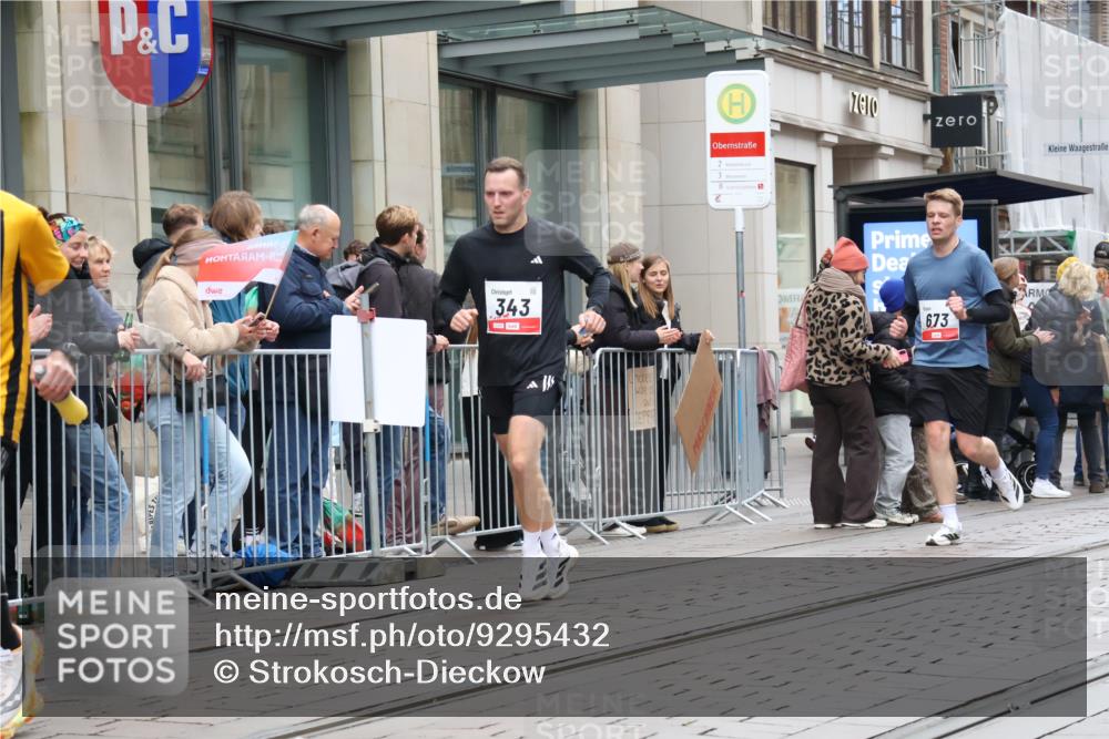 05.10.2025 - 20. swb-Marathon Bremen Strokosch-Dieckow http://msf.ph/oto/9295432 05.10.2025 12:54:26 Ziel 298, 307, 343, 508, 673, 1338, 1837, 1849, 5240, 7551, 7999, 298, 307, 343, 508, 673, 1338, 1837, 1849, 5240, 7551, 7999 meine-sportfotos.de
