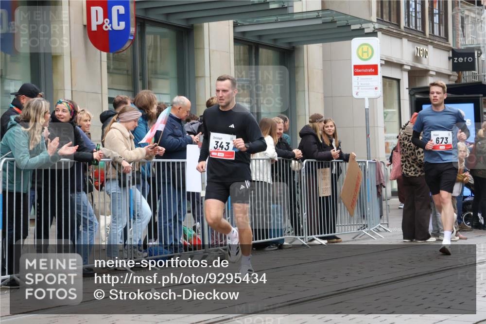 05.10.2025 - 20. swb-Marathon Bremen Strokosch-Dieckow http://msf.ph/oto/9295434 05.10.2025 12:54:26 Ziel 298, 307, 343, 508, 673, 1338, 1837, 1849, 5240, 7551, 7999, 298, 307, 343, 508, 673, 1338, 1837, 1849, 5240, 7551, 7999 meine-sportfotos.de
