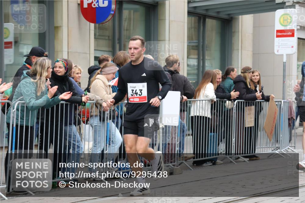 05.10.2025 - 20. swb-Marathon Bremen Strokosch-Dieckow http://msf.ph/oto/9295438 05.10.2025 12:54:27 Ziel 298, 307, 343, 508, 673, 1338, 1837, 1849, 5240, 7551, 7999, 298, 307, 343, 508, 673, 1338, 1837, 1849, 5240, 7551, 7999 meine-sportfotos.de