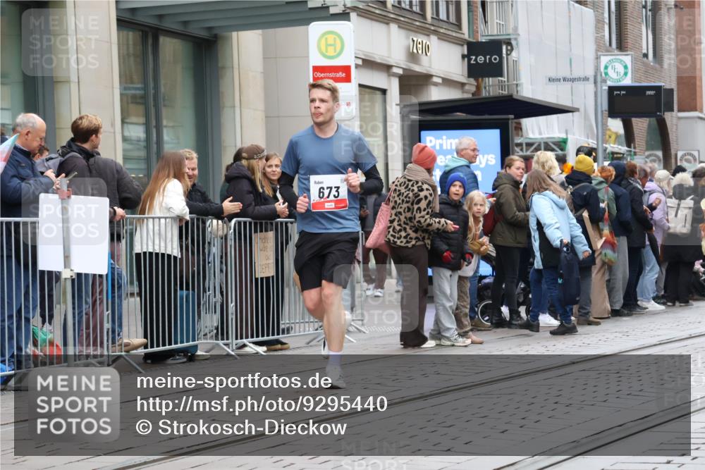 05.10.2025 - 20. swb-Marathon Bremen Strokosch-Dieckow http://msf.ph/oto/9295440 05.10.2025 12:54:27 Ziel 298, 307, 343, 508, 673, 1338, 1837, 1849, 5240, 7551, 7999, 298, 307, 343, 508, 673, 1338, 1837, 1849, 5240, 7551, 7999 meine-sportfotos.de