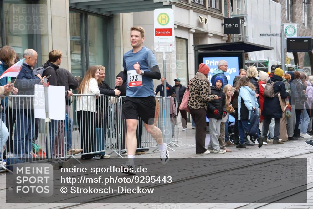 05.10.2025 - 20. swb-Marathon Bremen Strokosch-Dieckow http://msf.ph/oto/9295443 05.10.2025 12:54:27 Ziel 298, 307, 343, 508, 673, 1338, 1837, 1849, 5240, 7551, 7999, 298, 307, 343, 508, 673, 1338, 1837, 1849, 5240, 7551, 7999 meine-sportfotos.de