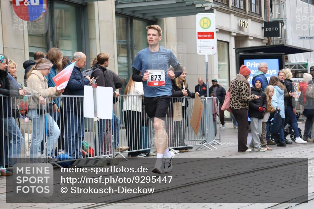 05.10.2025 - 20. swb-Marathon Bremen Strokosch-Dieckow http://msf.ph/oto/9295447 05.10.2025 12:54:28 Ziel 298, 307, 343, 508, 673, 1338, 1837, 1849, 7551, 7999, 8849, 298, 307, 343, 508, 673, 1338, 1837, 1849, 7551, 7999, 8849 meine-sportfotos.de