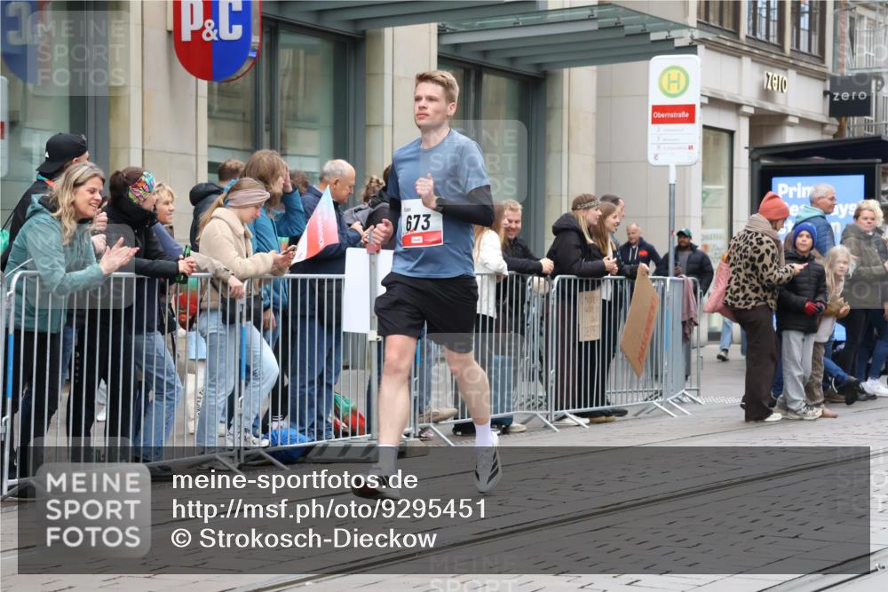 05.10.2025 - 20. swb-Marathon Bremen Strokosch-Dieckow http://msf.ph/oto/9295451 05.10.2025 12:54:28 Ziel 298, 307, 343, 508, 673, 1338, 1837, 1849, 7551, 7999, 8849, 298, 307, 343, 508, 673, 1338, 1837, 1849, 7551, 7999, 8849 meine-sportfotos.de