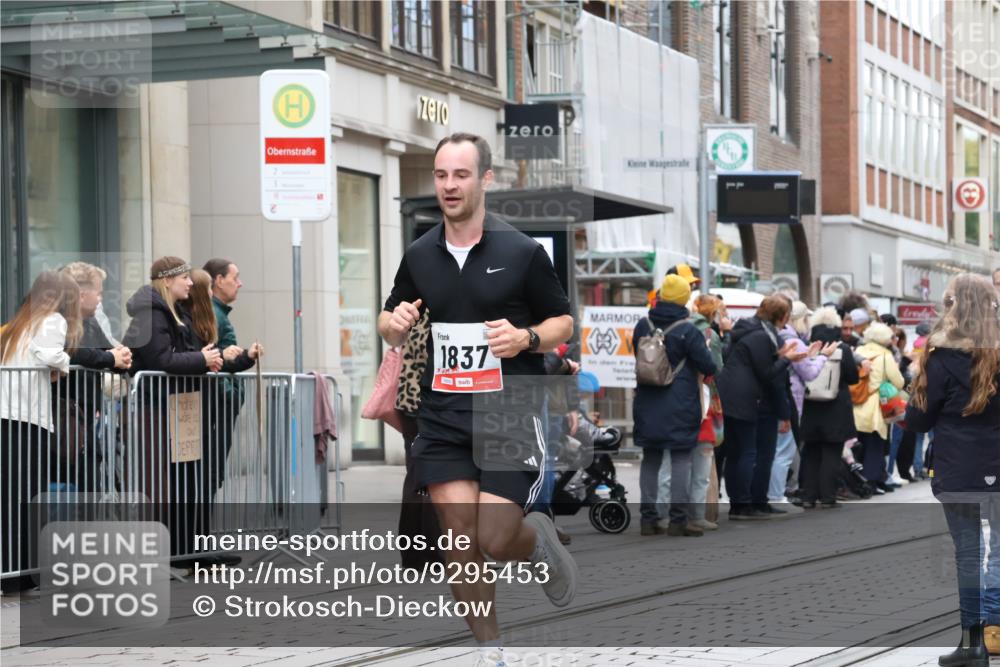 05.10.2025 - 20. swb-Marathon Bremen Strokosch-Dieckow http://msf.ph/oto/9295453 05.10.2025 12:54:35 Ziel 298, 307, 343, 508, 673, 1231, 1837, 1849, 2151, 4030, 4807, 7551, 7999, 8849, 298, 307, 343, 508, 673, 1231, 1837, 1849, 2151, 4030, 4807, 7551, 7999, 8849 meine-sportfotos.de