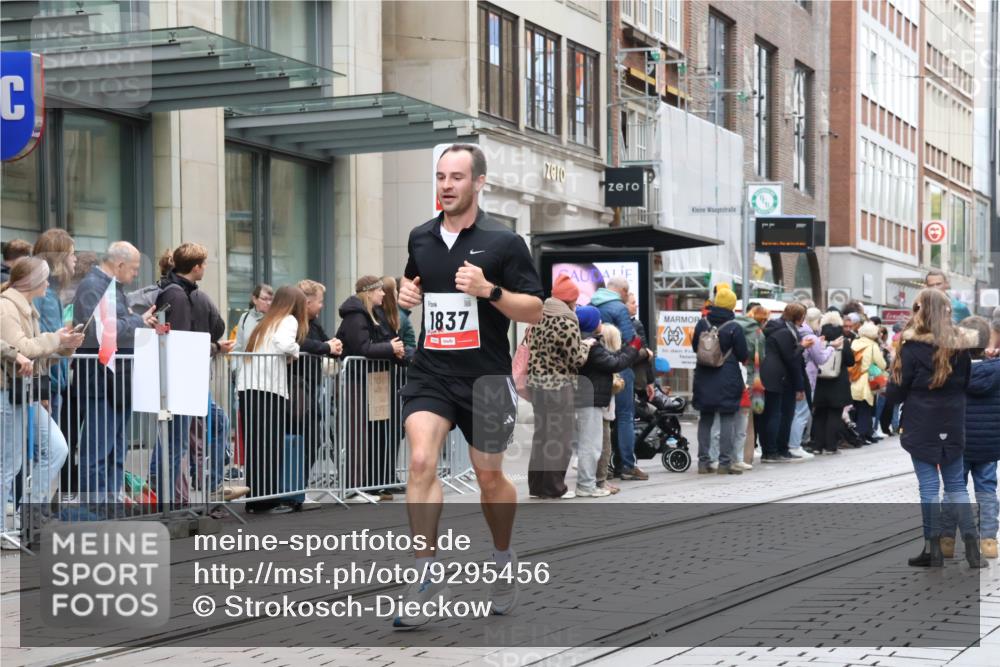 05.10.2025 - 20. swb-Marathon Bremen Strokosch-Dieckow http://msf.ph/oto/9295456 05.10.2025 12:54:35 Ziel 298, 307, 343, 508, 673, 1231, 1837, 1849, 2151, 4030, 4807, 7551, 7999, 8849, 298, 307, 343, 508, 673, 1231, 1837, 1849, 2151, 4030, 4807, 7551, 7999, 8849 meine-sportfotos.de
