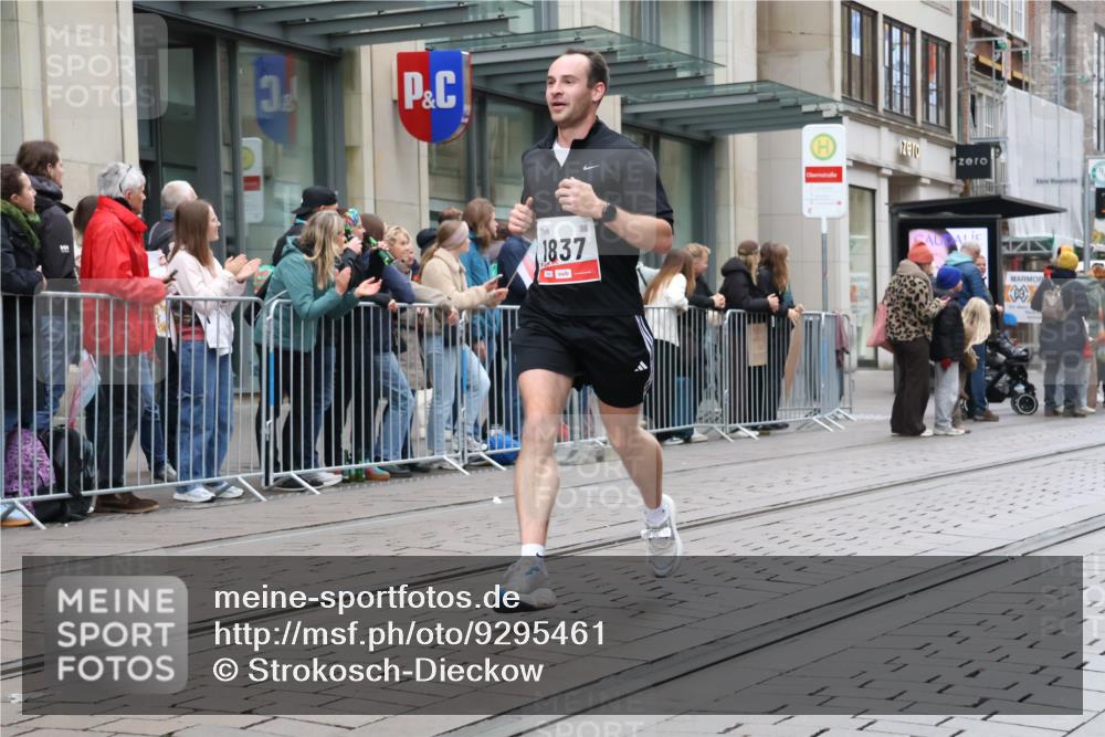 05.10.2025 - 20. swb-Marathon Bremen Strokosch-Dieckow http://msf.ph/oto/9295461 05.10.2025 12:54:36 Ziel 298, 307, 343, 508, 673, 1231, 1837, 1849, 2151, 4030, 4807, 7551, 7999, 8849, 298, 307, 343, 508, 673, 1231, 1837, 1849, 2151, 4030, 4807, 7551, 7999, 8849 meine-sportfotos.de