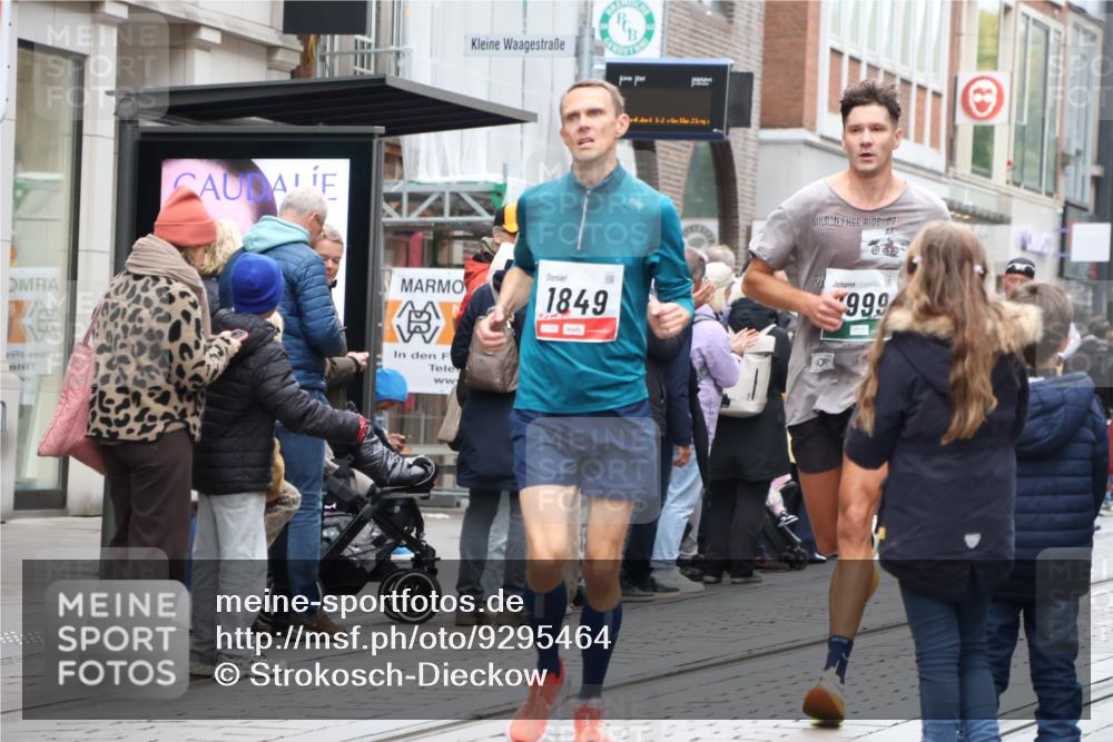 05.10.2025 - 20. swb-Marathon Bremen Strokosch-Dieckow http://msf.ph/oto/9295464 05.10.2025 12:54:37 Ziel 298, 307, 343, 508, 673, 1231, 1837, 1849, 2151, 4030, 4807, 7551, 7999, 8849, 298, 307, 343, 508, 673, 1231, 1837, 1849, 2151, 4030, 4807, 7551, 7999, 8849 meine-sportfotos.de