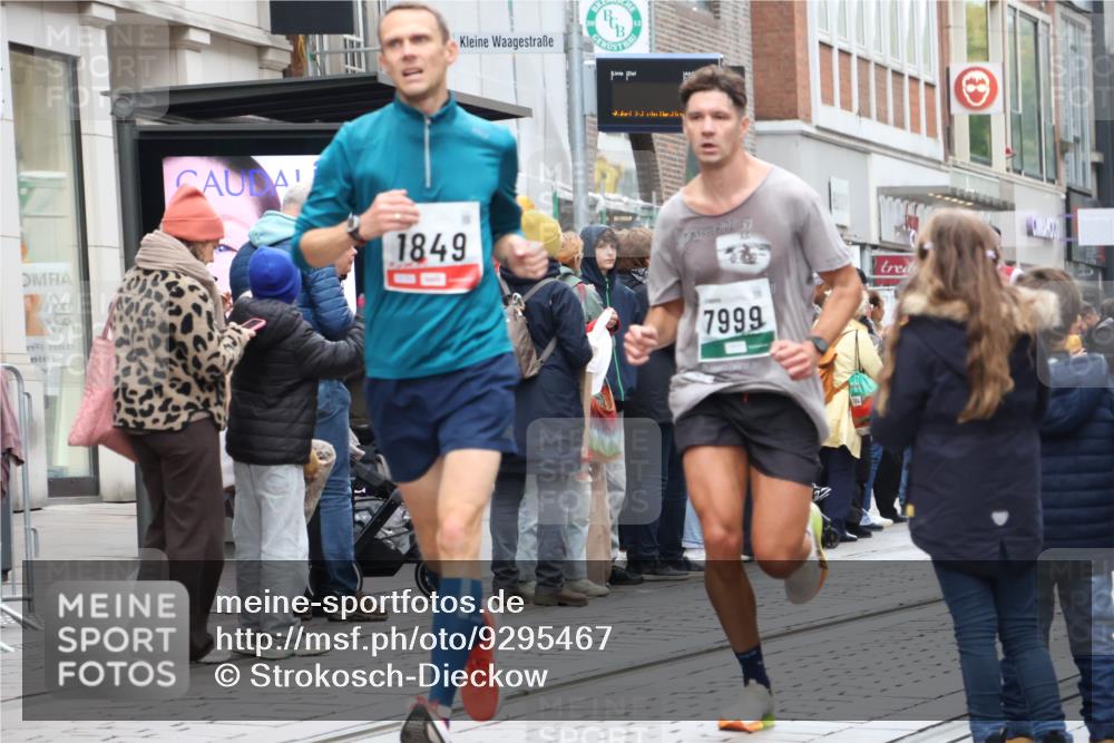 05.10.2025 - 20. swb-Marathon Bremen Strokosch-Dieckow http://msf.ph/oto/9295467 05.10.2025 12:54:37 Ziel 298, 307, 343, 508, 673, 1231, 1837, 1849, 2151, 4030, 4807, 7551, 7999, 8849, 298, 307, 343, 508, 673, 1231, 1837, 1849, 2151, 4030, 4807, 7551, 7999, 8849 meine-sportfotos.de