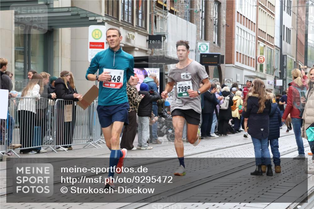 05.10.2025 - 20. swb-Marathon Bremen Strokosch-Dieckow http://msf.ph/oto/9295472 05.10.2025 12:54:38 Ziel 298, 508, 1231, 1837, 1849, 2151, 4030, 4807, 7551, 7999, 8849, 298, 508, 1231, 1837, 1849, 2151, 4030, 4807, 7551, 7999, 8849 meine-sportfotos.de