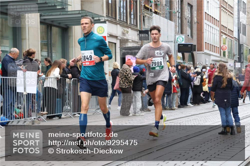 05.10.2025 - 20. swb-Marathon Bremen Strokosch-Dieckow http://msf.ph/oto/9295475 05.10.2025 12:54:38 Ziel 298, 508, 1231, 1837, 1849, 2151, 4030, 4807, 7551, 7999, 8849, 298, 508, 1231, 1837, 1849, 2151, 4030, 4807, 7551, 7999, 8849 meine-sportfotos.de