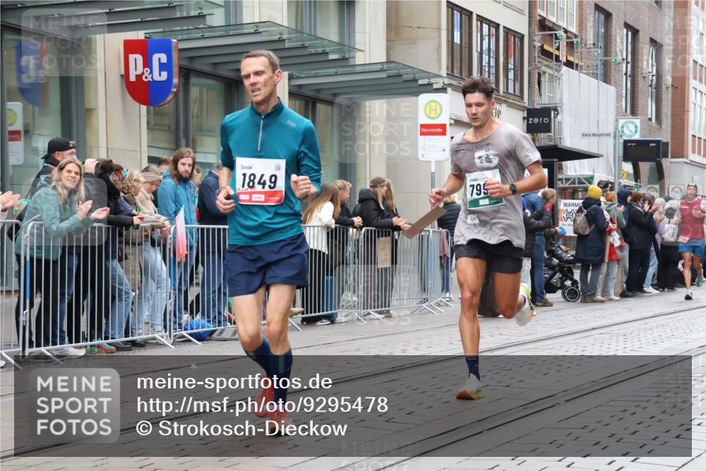05.10.2025 - 20. swb-Marathon Bremen Strokosch-Dieckow http://msf.ph/oto/9295478 05.10.2025 12:54:39 Ziel 298, 508, 1231, 1837, 1849, 2151, 4030, 4807, 7551, 7999, 8849, 298, 508, 1231, 1837, 1849, 2151, 4030, 4807, 7551, 7999, 8849 meine-sportfotos.de