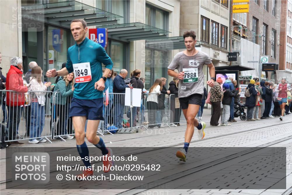 05.10.2025 - 20. swb-Marathon Bremen Strokosch-Dieckow http://msf.ph/oto/9295482 05.10.2025 12:54:39 Ziel 298, 508, 1231, 1837, 1849, 2151, 4030, 4807, 7551, 7999, 8849, 298, 508, 1231, 1837, 1849, 2151, 4030, 4807, 7551, 7999, 8849 meine-sportfotos.de