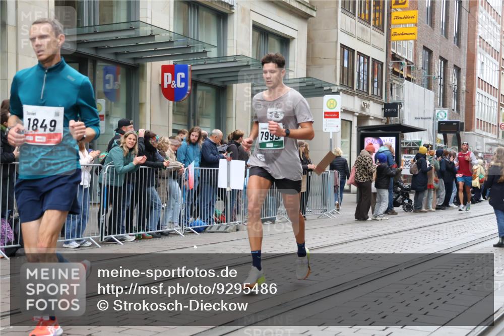 05.10.2025 - 20. swb-Marathon Bremen Strokosch-Dieckow http://msf.ph/oto/9295486 05.10.2025 12:54:40 Ziel 298, 508, 1231, 1837, 1849, 2151, 4030, 4807, 7551, 7999, 8849, 298, 508, 1231, 1837, 1849, 2151, 4030, 4807, 7551, 7999, 8849 meine-sportfotos.de