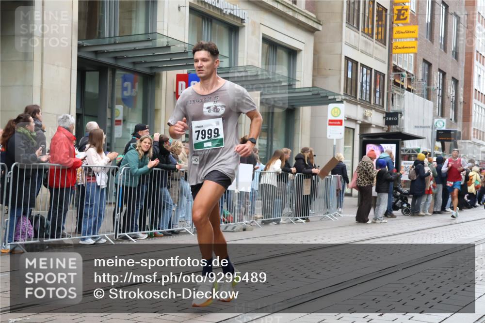 05.10.2025 - 20. swb-Marathon Bremen Strokosch-Dieckow http://msf.ph/oto/9295489 05.10.2025 12:54:40 Ziel 298, 508, 1231, 1837, 1849, 2151, 4030, 4807, 7551, 7999, 8849, 298, 508, 1231, 1837, 1849, 2151, 4030, 4807, 7551, 7999, 8849 meine-sportfotos.de