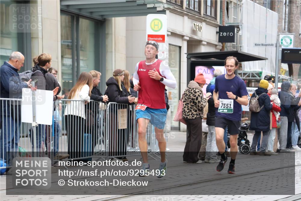 05.10.2025 - 20. swb-Marathon Bremen Strokosch-Dieckow http://msf.ph/oto/9295493 05.10.2025 12:54:43 Ziel 298, 508, 1231, 1849, 2151, 4030, 4807, 7213, 7551, 7999, 8849, 298, 508, 1231, 1849, 2151, 4030, 4807, 7213, 7551, 7999, 8849 meine-sportfotos.de