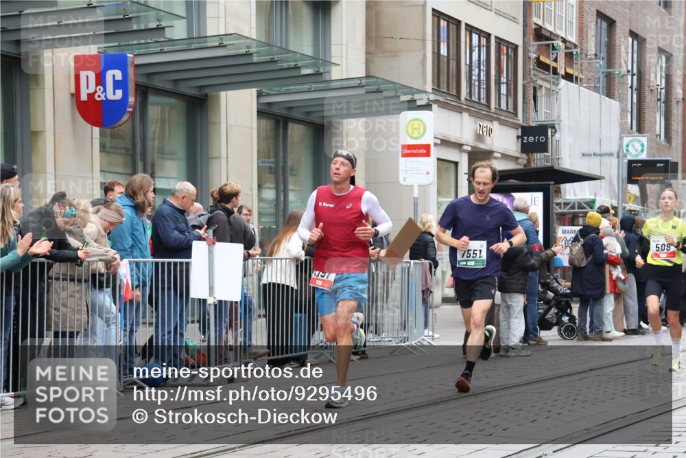 05.10.2025 - 20. swb-Marathon Bremen Strokosch-Dieckow http://msf.ph/oto/9295496 05.10.2025 12:54:44 Ziel 298, 508, 1231, 1849, 2151, 4030, 4807, 7213, 7551, 7883, 7999, 8849, 298, 508, 1231, 1849, 2151, 4030, 4807, 7213, 7551, 7883, 7999, 8849 meine-sportfotos.de