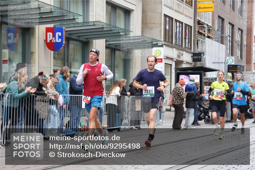 05.10.2025 - 20. swb-Marathon Bremen Strokosch-Dieckow http://msf.ph/oto/9295498 05.10.2025 12:54:44 Ziel 298, 508, 1231, 1849, 2151, 4030, 4807, 7213, 7551, 7883, 7999, 8849, 298, 508, 1231, 1849, 2151, 4030, 4807, 7213, 7551, 7883, 7999, 8849 meine-sportfotos.de