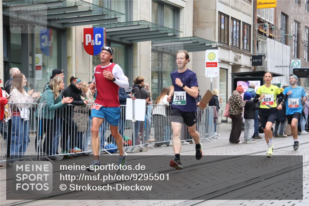 05.10.2025 - 20. swb-Marathon Bremen Strokosch-Dieckow http://msf.ph/oto/9295501 05.10.2025 12:54:45 Ziel 235, 298, 508, 1231, 2151, 4030, 4807, 7213, 7551, 7883, 7999, 8849, 235, 298, 508, 1231, 2151, 4030, 4807, 7213, 7551, 7883, 7999, 8849 meine-sportfotos.de