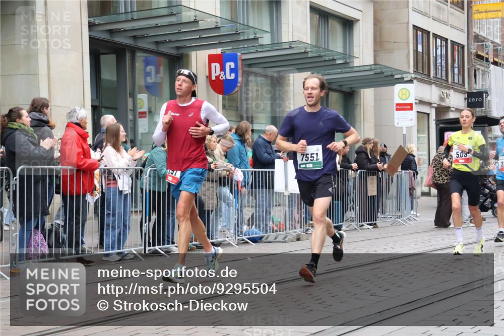 05.10.2025 - 20. swb-Marathon Bremen Strokosch-Dieckow http://msf.ph/oto/9295504 05.10.2025 12:54:45 Ziel 235, 298, 508, 1231, 2151, 4030, 4807, 7213, 7551, 7883, 7999, 8849, 235, 298, 508, 1231, 2151, 4030, 4807, 7213, 7551, 7883, 7999, 8849 meine-sportfotos.de