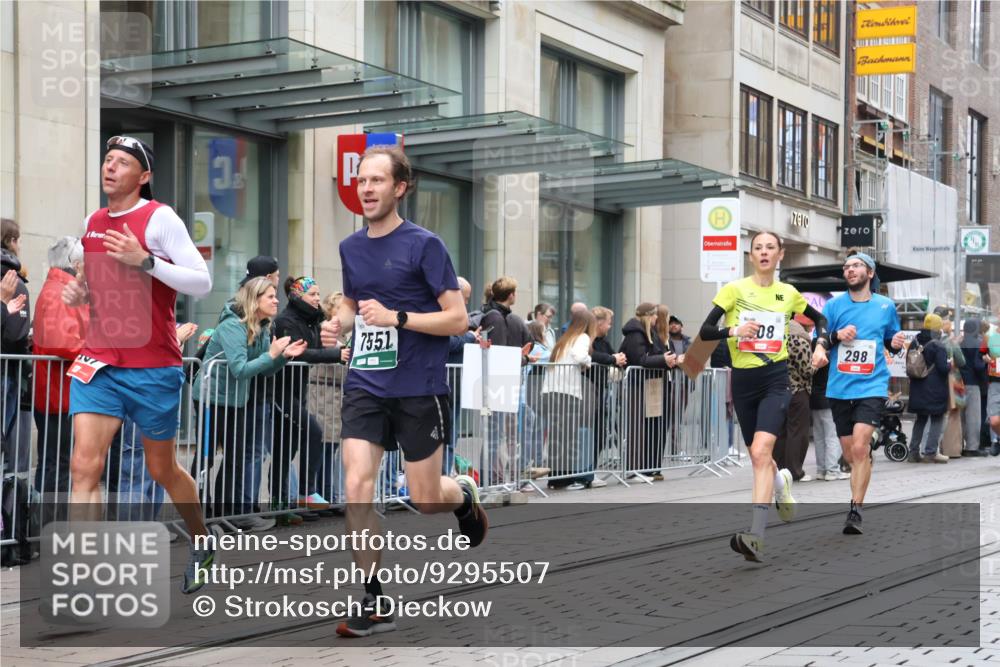 05.10.2025 - 20. swb-Marathon Bremen Strokosch-Dieckow http://msf.ph/oto/9295507 05.10.2025 12:54:45 Ziel 235, 298, 508, 1231, 2151, 4030, 4807, 7213, 7551, 7883, 7999, 8849, 235, 298, 508, 1231, 2151, 4030, 4807, 7213, 7551, 7883, 7999, 8849 meine-sportfotos.de