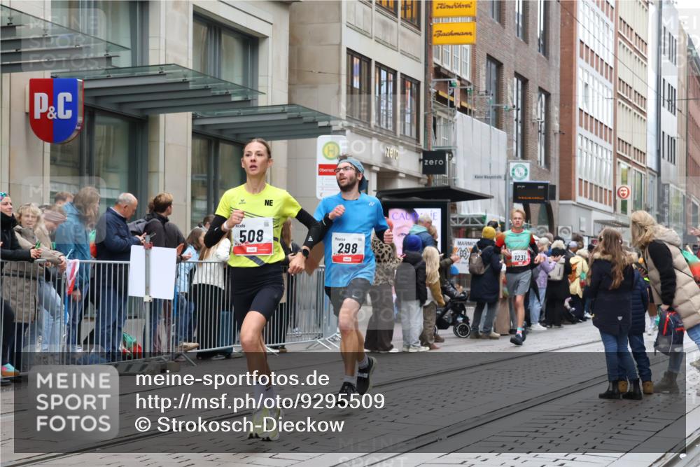 05.10.2025 - 20. swb-Marathon Bremen Strokosch-Dieckow http://msf.ph/oto/9295509 05.10.2025 12:54:46 Ziel 235, 298, 508, 1231, 2151, 4030, 4807, 7213, 7551, 7883, 8849, 235, 298, 508, 1231, 2151, 4030, 4807, 7213, 7551, 7883, 8849 meine-sportfotos.de