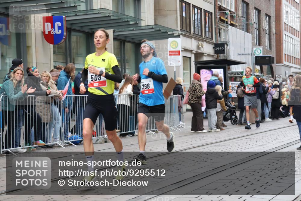 05.10.2025 - 20. swb-Marathon Bremen Strokosch-Dieckow http://msf.ph/oto/9295512 05.10.2025 12:54:46 Ziel 235, 298, 508, 1231, 2151, 4030, 4807, 7213, 7551, 7883, 8849, 235, 298, 508, 1231, 2151, 4030, 4807, 7213, 7551, 7883, 8849 meine-sportfotos.de