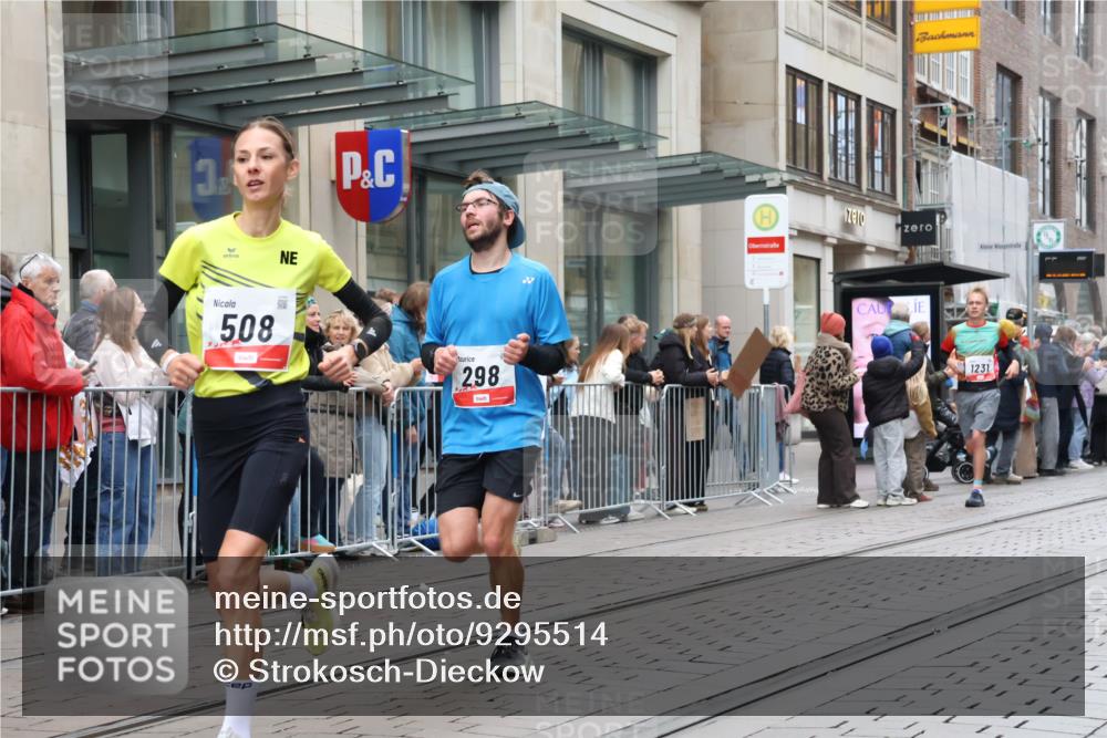 05.10.2025 - 20. swb-Marathon Bremen Strokosch-Dieckow http://msf.ph/oto/9295514 05.10.2025 12:54:47 Ziel 235, 298, 508, 1231, 2151, 4030, 4807, 7213, 7551, 7883, 8849, 235, 298, 508, 1231, 2151, 4030, 4807, 7213, 7551, 7883, 8849 meine-sportfotos.de