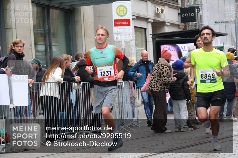 05.10.2025 - 20. swb-Marathon Bremen Strokosch-Dieckow http://msf.ph/oto/9295519 05.10.2025 12:54:48 Ziel 235, 298, 508, 1231, 2151, 4030, 4807, 7213, 7551, 7883, 8849, 235, 298, 508, 1231, 2151, 4030, 4807, 7213, 7551, 7883, 8849 meine-sportfotos.de